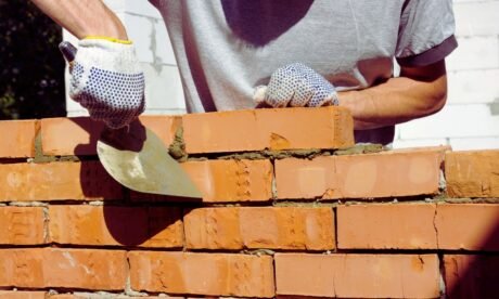 How Much Does a Bricklayer Make a Year